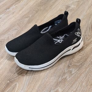 😍Skechers Black and White Slip-On Shoes Heart Accents Women's size 9 LIKE NEW😍